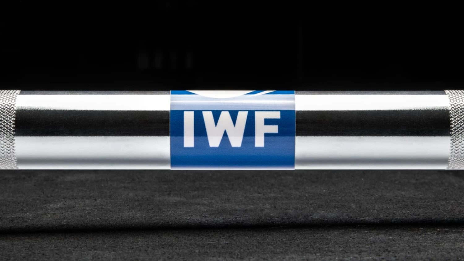 Rogue 28MM IWF Olympic Weightlifting Bar W/ Center Knurl - Bright Zinc 4 Rogue 28MM IWF Olympic Weightlifting Bar W/ Center Knurl - Bright Zinc - Image 4